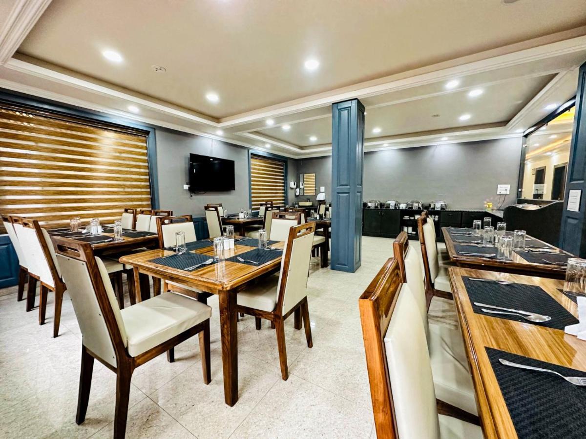 Srinagar Group Of Hotels Bagian luar foto