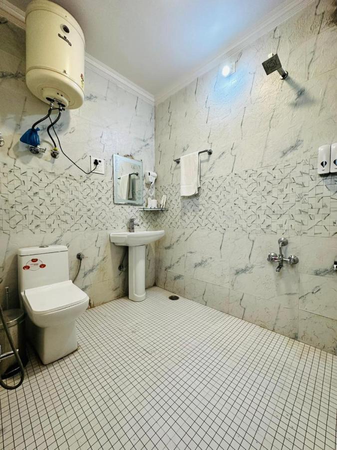 Srinagar Group Of Hotels Bagian luar foto