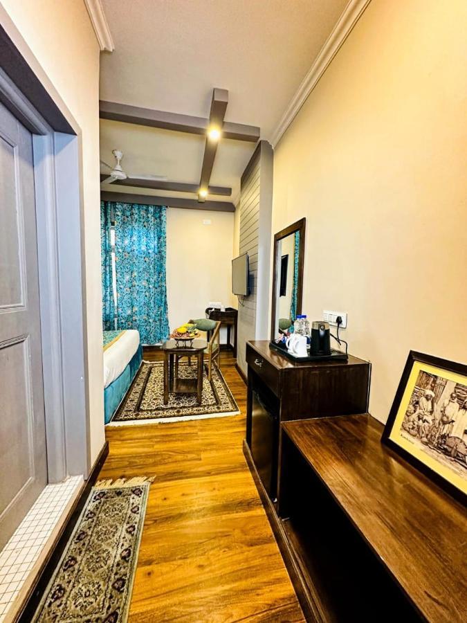 Srinagar Group Of Hotels Bagian luar foto